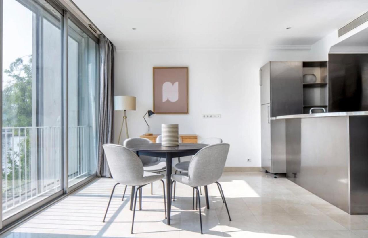 Bright 1bedroom Centrally Located With Most Beautiful Views From Seine At 10 Minutes Walking From Beaugrenelle Shopping Mall And Eiffel Tower * Parijs